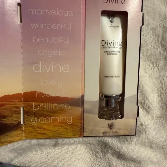 NIB Younique Divine daily moisturizer full size skincare 1.69oz - Picture 4 of 4
